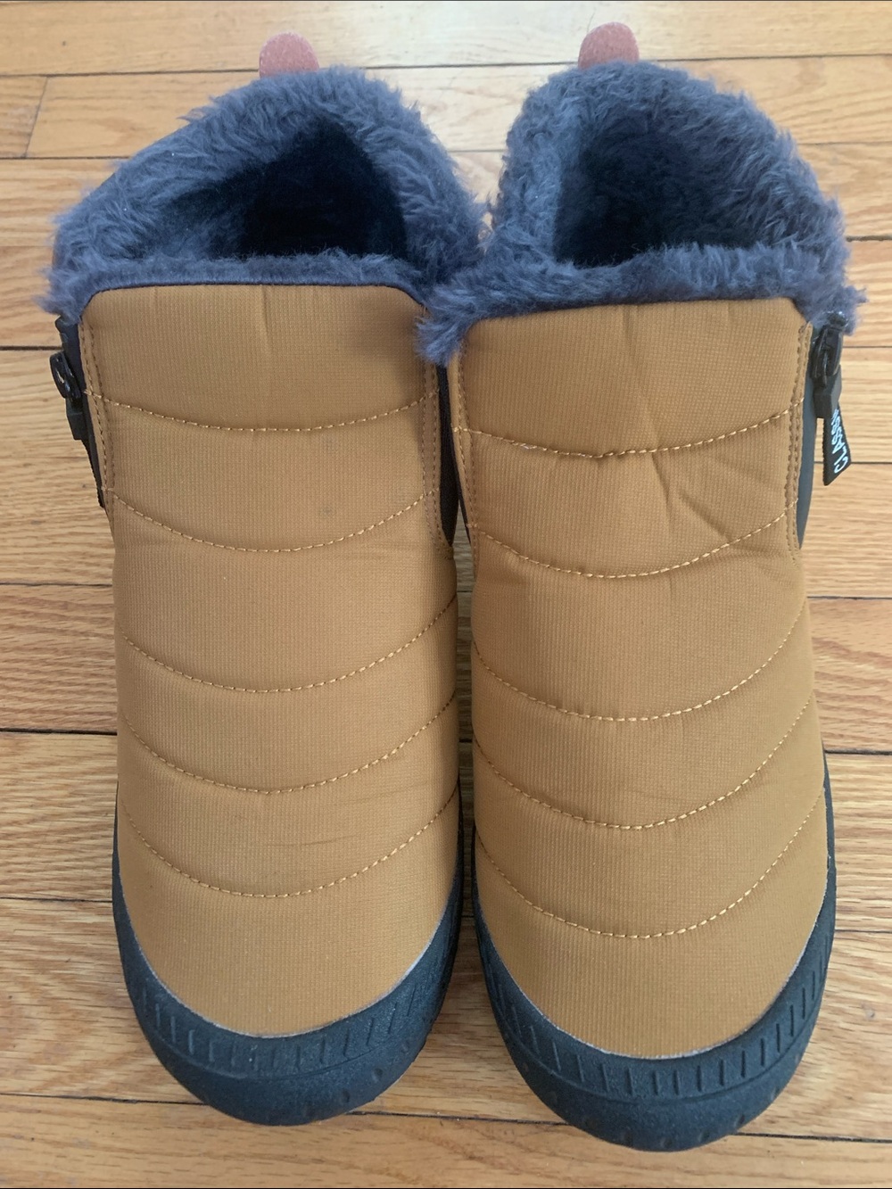 -Low cut/ankle boot
-Nylon body
-Ribber sole
-1/4 zip side 
-Faux fur lining